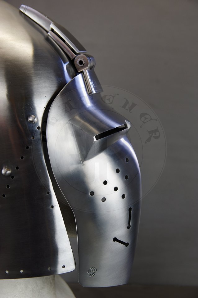 Klappvisier bascinet with keyhole visor, c. 1390-1410. Source: bascinet Wallace Collection A74, London; visor Museo Stibbert, Florence. Skull raised from two halves of 2 mm high quality mild steel, heat hardened and tempered up to 34 HRC. Visor raised from 2 mm medium carbon steel and hardened and tempered up to 42 HRC. Visor hinge made of medium carbon steel. Visor is removable. Weight 3,320 kg. /Klappvisier wzorowany na hemie z Wallace Collection A74 oraz zasonie z Museo Stibbert, datowany na 1380-1410. Dzwon wykuty z dwch powek 2 mm wysokiej jakoci stali niskowglowej, hartowany i odpuszczany do 34 HRC. Zasona wykuta z 2 mm stali redniowglowej, hartowana i odpuszczana do 42 HRC. Zawias zasony wykonany ze stali redniowglowej. Zasona jest zdejmowana. Waga 3,320 kg.